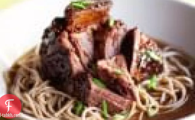 أضلاع قصيرة مطهو ببطء الآسيوية مع الشعرية