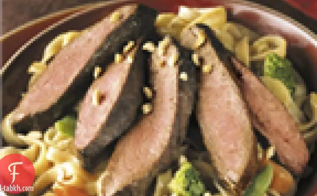 شرائح اللحم المسطحة مع صلصة الفول السوداني