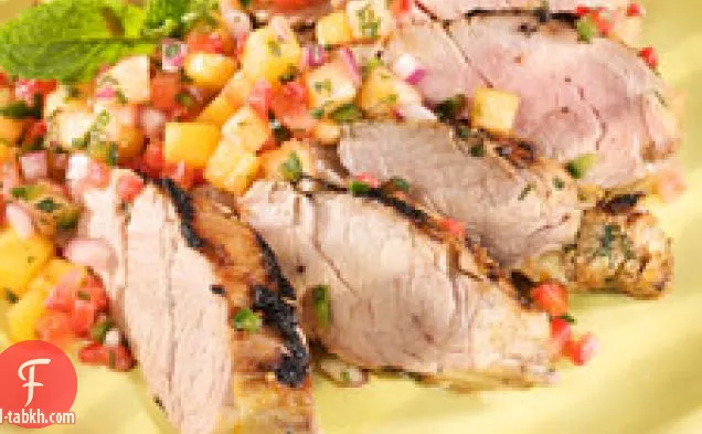 لحم الخنزير المشوي مع صلصة الفاكهة الطازجة