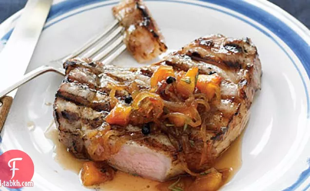 شرائح لحم الخنزير المشوية مع محلول ملحي من السكر البني ومربى الخوخ والبصل