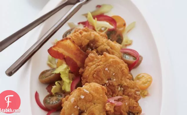 سلطة كبد الدجاج المقلي ولحم الخنزير المقدد والطماطم مع صلصة الرانش