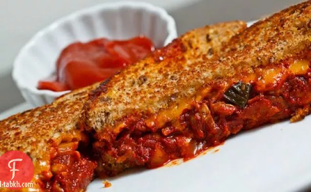 شطيرة جبن كيمتشي مشوي مع كاتشب جوتشوجانج للغمس