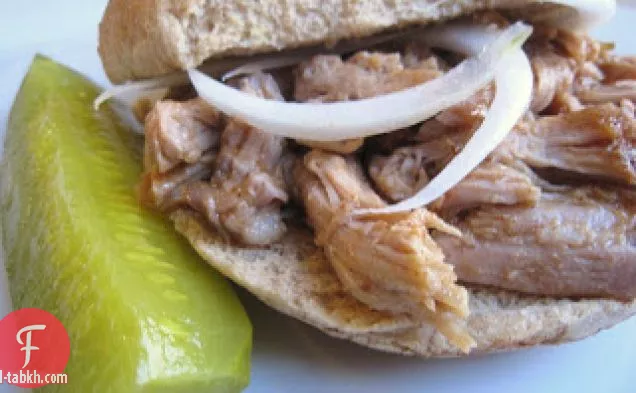 وعاء من الفخار (طباخ بطيء) سحبت لحم الخنزير