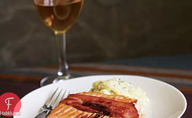 سمك السلمون محروق على لحم الخنزير المقدد مع الخل البلسمي والعسل وإكليل الجبل