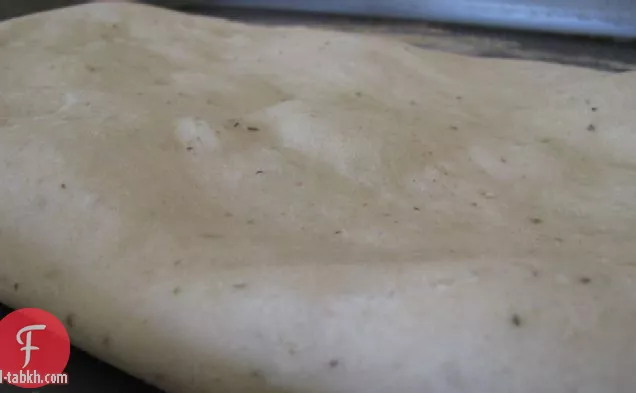 بيتزا دجاج مشوي ولحم مقدد وسبانخ