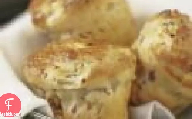 خبز صغير من لحم الخنزير المقدد والبصل والجوز
