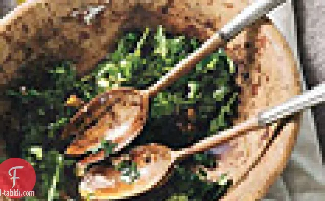 سلطة جرجير مع البصل بالكراميل وجبن الماعز والجوز المسكر