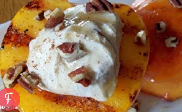 الخوخ المشوي والقشدة