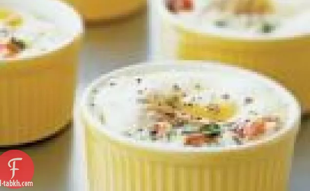 بيض مخبوز مع الطماطم والأعشاب والقشدة