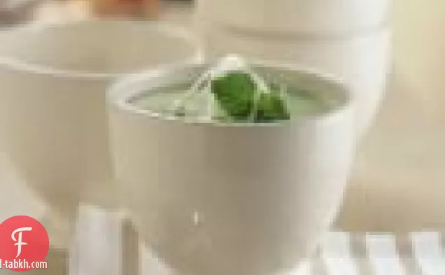 شوربة البازلاء الطازجة مع كريمة زهر الثوم المعمر