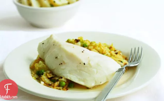 سمك القد المسلوق مع الملفوف والبازلاء