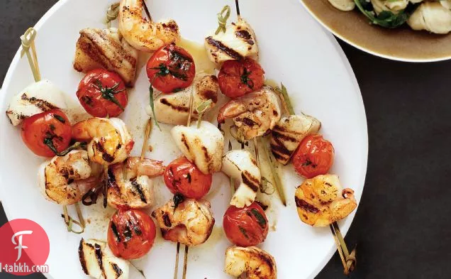 كباب مأكولات بحرية مشوية وأوريكيت مع جرجير