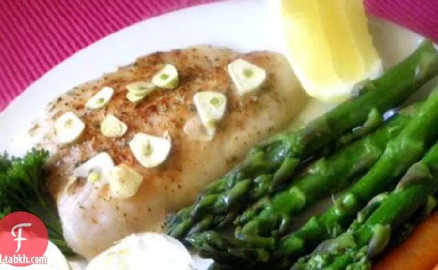 سمك الهلبوت المخبوز لمدة 10 دقائق مع صلصة الثوم والزبدة