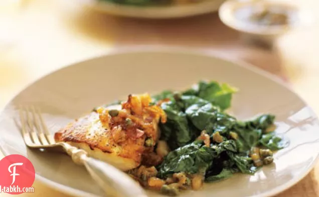 باس مخطط مع صلصة الكراث المحمص والسبانخ