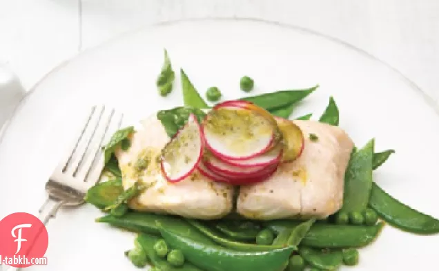 سمك القد المطهو على البخار والبازلاء الخضراء المختلطة مع صلصة الريحان