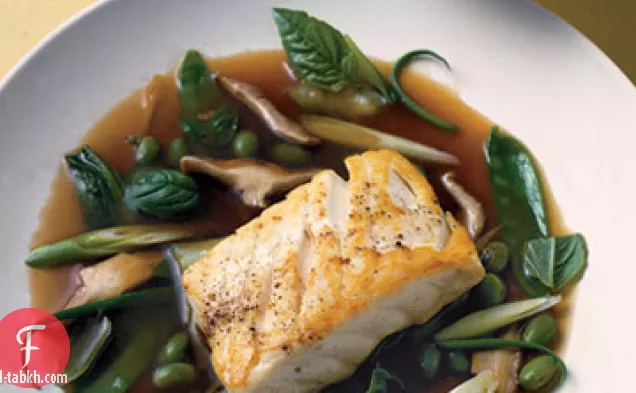 سمك الهلبوت المحيط الهادئ في مرق الشاي الأخضر