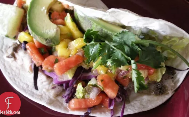 الجامايكي لي المكسرات! سندويشات التاكو ماهي ماهي مع صلصة الفاكهة الاستوائية