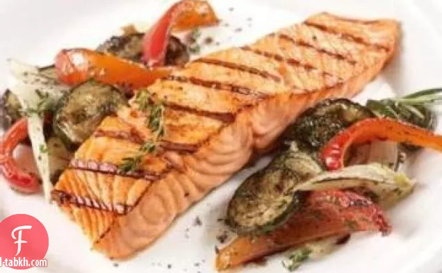 سمك السلمون المشوي البلسم وإكليل الجبل
