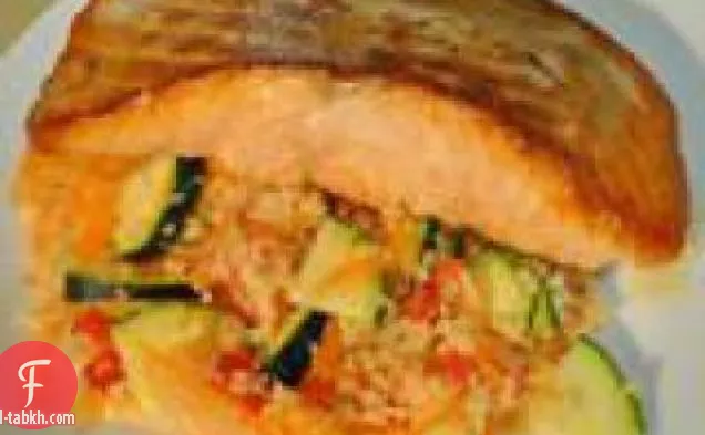 سمك السلمون مع سلطة الخضار الكسكس