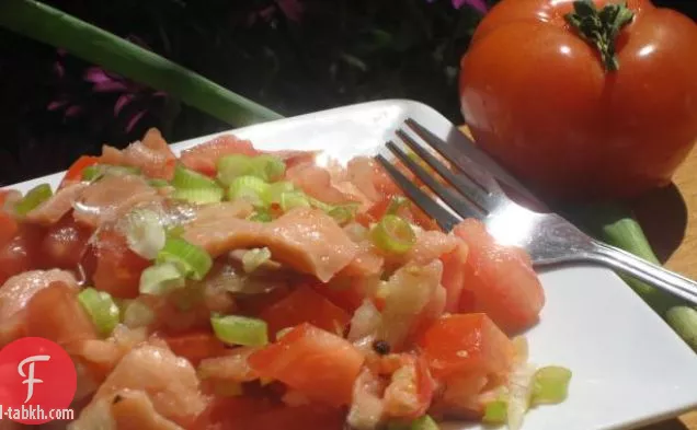 سلطة السلمون المملح والطماطم مع البصل (ويعرف أيضا باسم لومي لومي السلمون