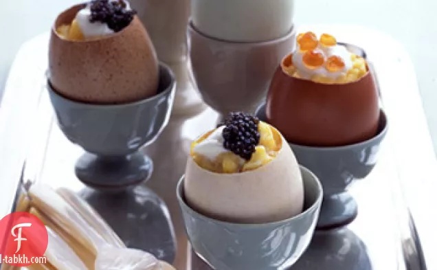 بيض مخفوق مع كريمة فريش وكافيار في أكواب قشر البيض