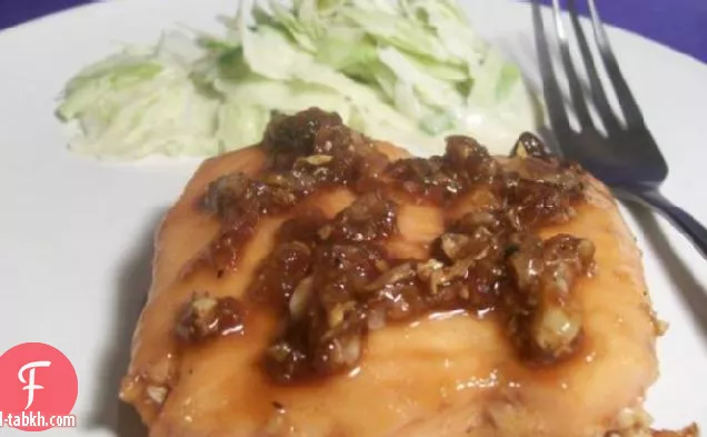 شريحة لحم السلمون في صلصة الكراميل (الفيتنامية كا خو)