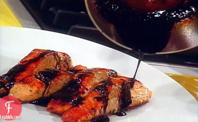 عموم سمك السلمون محروق مع الحمضيات الخل الصقيل والفاصوليا الخضراء