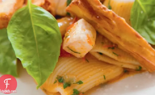 ريجاتوني مارك فيتري مع سمك أبو سيف, طماطم, والبطاطا المقلية الباذنجان