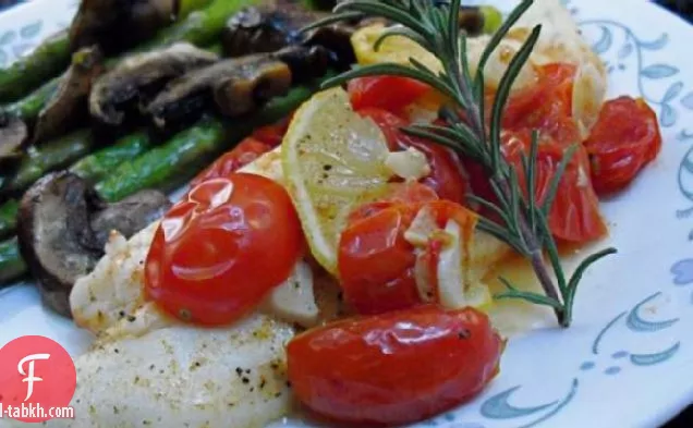 احباط حزمة البلطي مع الليمون وإكليل الجبل والطماطم