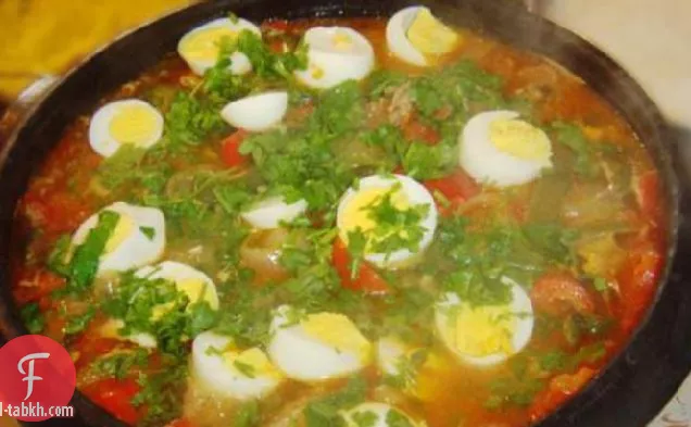يخنة سمك برازيلي باهيان ، مزينة بالبيض المسلوق (موكيكا