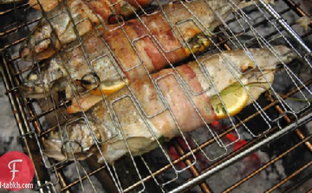 سمك السلمون المرقط مع الأعشاب ولحم الخنزير المقدد وصفة