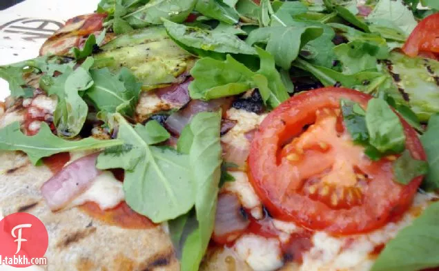 بيتزا مشوية محلية الصنع