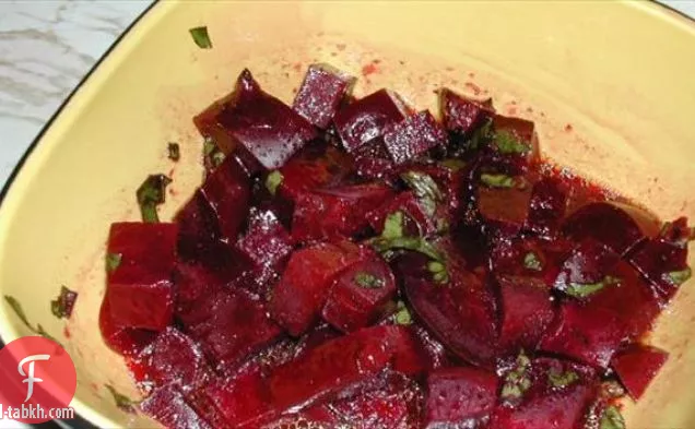 الخضر الربيع مع البنجر وجبن الماعز