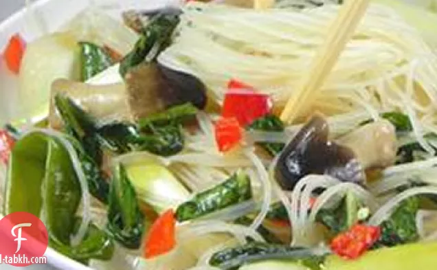 نودلز الأرز مع شيتاكيس وتشوي وتشيلي