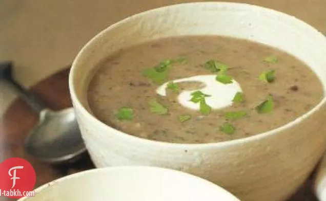 البرية الفطر والبطاطا الحساء