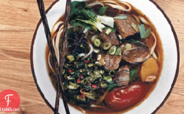 حساء المعكرونة لحم البقر سيتشوان مع الخضر الخردل مخلل