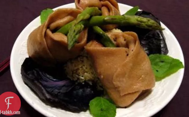 السجق البولندي وحساء الملفوف / وعاء من الفخار