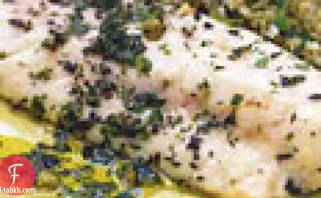 باس البحر المحمص بالأعشاب مع السالسا الأخضر