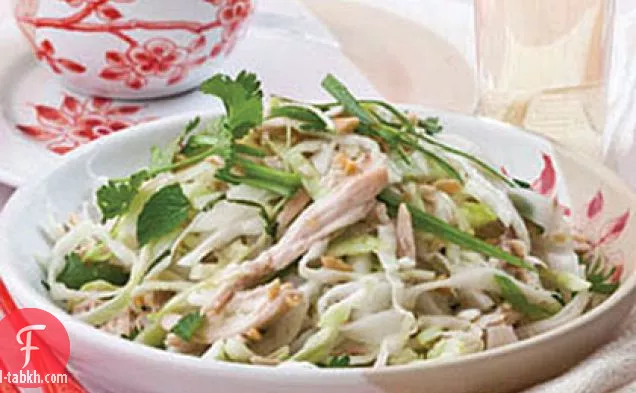 سلطة الأرز المعكرونة مع الدجاج والأعشاب