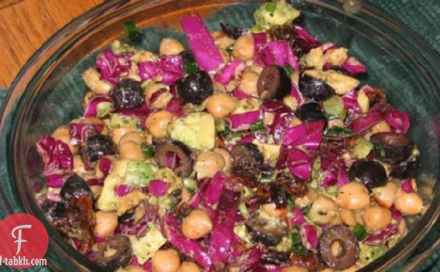 سلطة الحمص والأفوكادو والطماطم المجففة بالشمس
