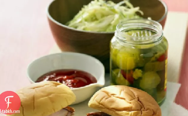 شطائر لحم الخنزير الشواء مع الملفوف سلطة الكرنب