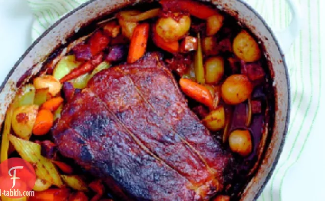 وعاء مشوي مع لحم الخنزير المقدد والخضروات