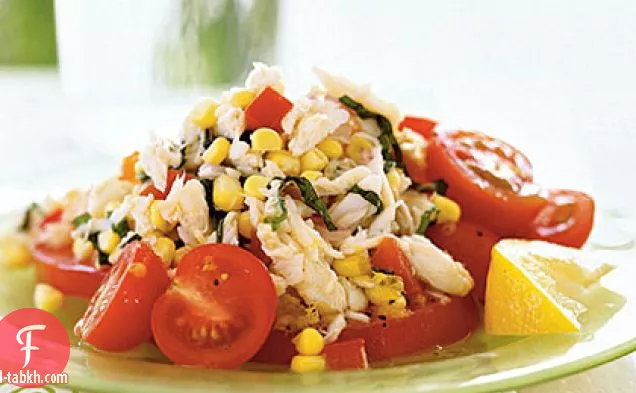 سلطة السلطعون والذرة والطماطم مع صلصة الليمون والريحان