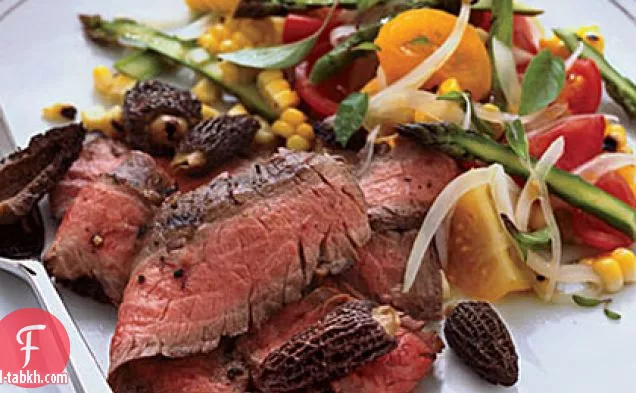 شريحة لحم مشوية مع سلطة الذرة والطماطم والهليون