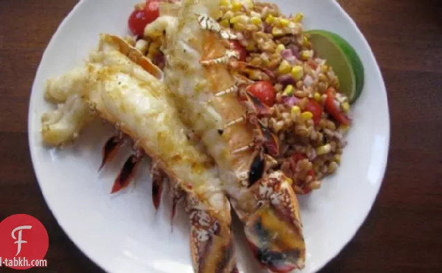 عشاء الأحد: ذيول الكركند المشوية مع الفارو الدافئ والذرة المحمصة وسلطة الطماطم