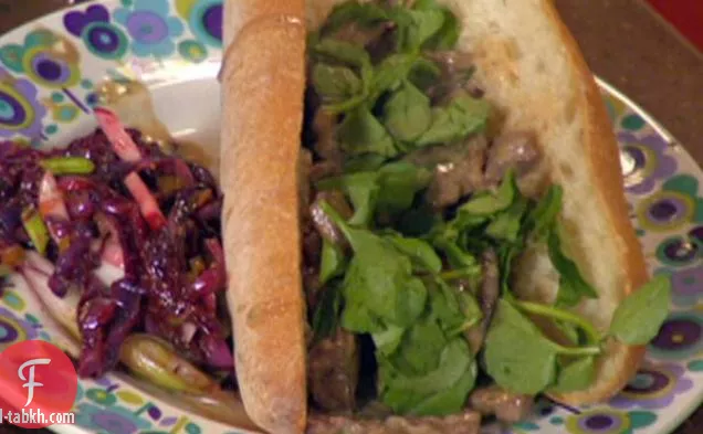 شرائح ستيك ستروجانوف في الخبز الفرنسي والشبت نكهة سلطة يرتدون ملابس