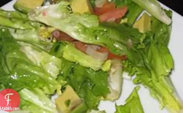 طماطم البرقوق وسلطة اسكارول مع صلصة البارميزان البلسم
