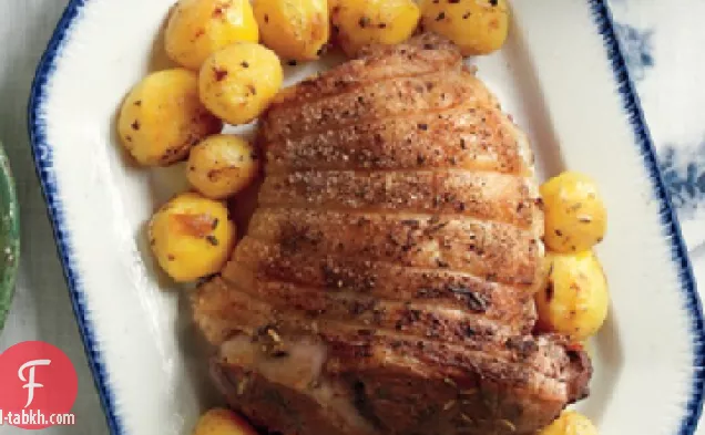لحم خروف متبل محمص مع بطاطس الليمون وإكليل الجبل