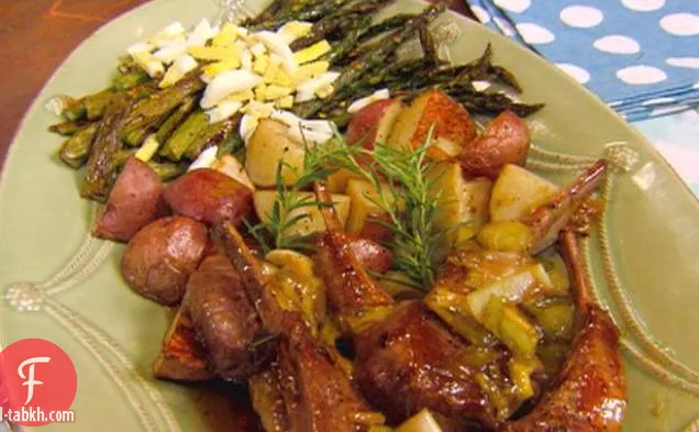 شرائح لحم الضأن مع صلصة البرقوق روزماري والهليون المحمص مع صلصة الليمون ومكعبات البيض