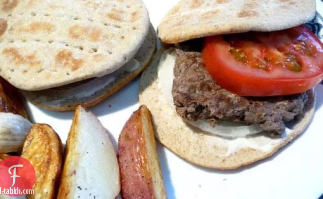 رغيف اللحم اليوناني مع صلصة الزبادي والخيار